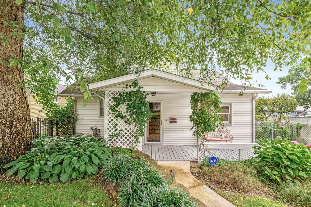 23806 S Shore Drive Edwardsburg, MI 49112