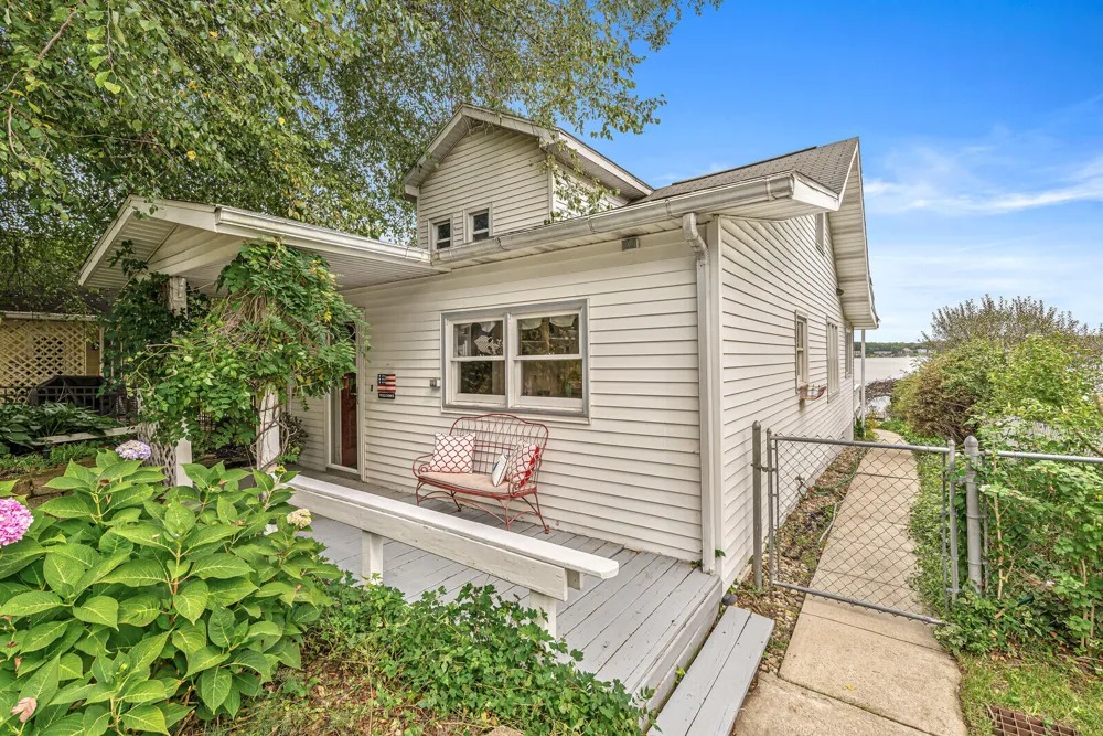 23806 S Shore Drive Edwardsburg, MI 49112