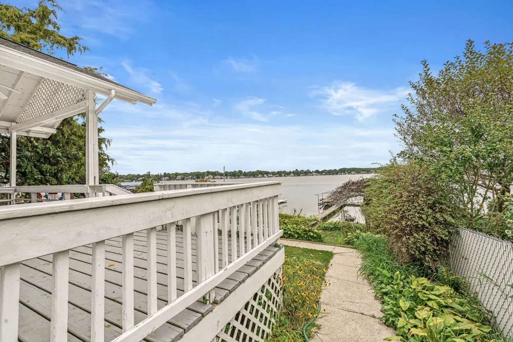 23806 S Shore Drive Edwardsburg, MI 49112