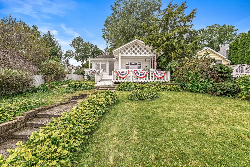 23806 S Shore Drive Edwardsburg, MI 49112