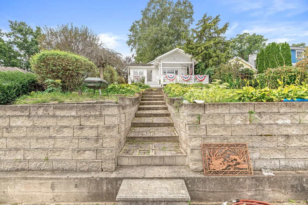 23806 S Shore Drive Edwardsburg, MI 49112