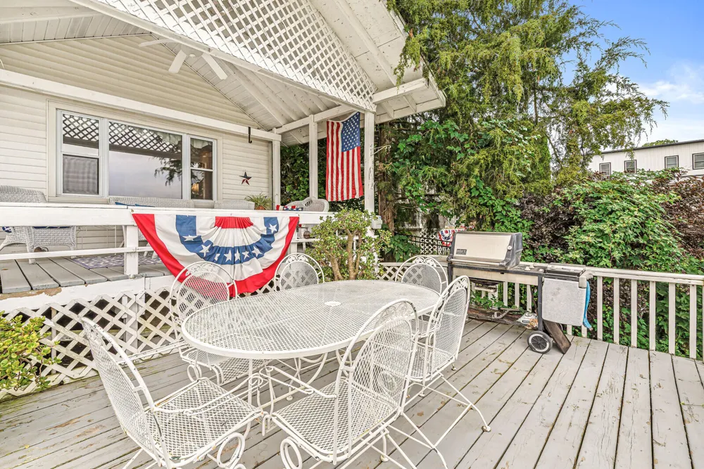 23806 S Shore Drive Edwardsburg, MI 49112
