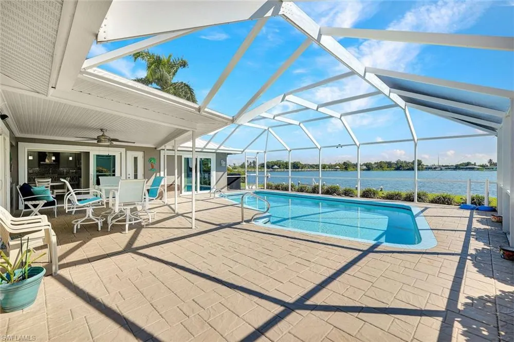 809 SW 2nd Avenue Cape Coral, FL 33991