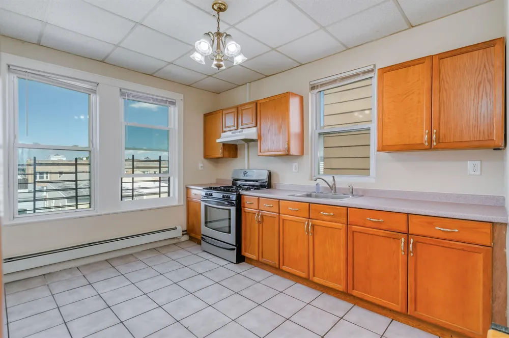 27 ROMAINE AVE Jersey City, NJ 07306
