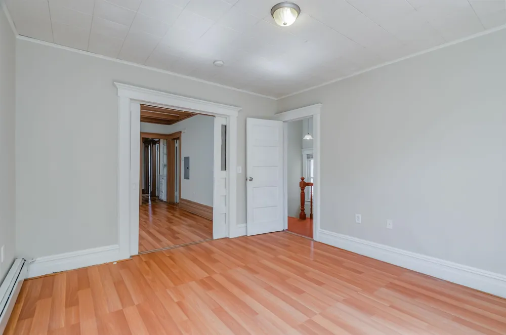 27 ROMAINE AVE Jersey City, NJ 07306