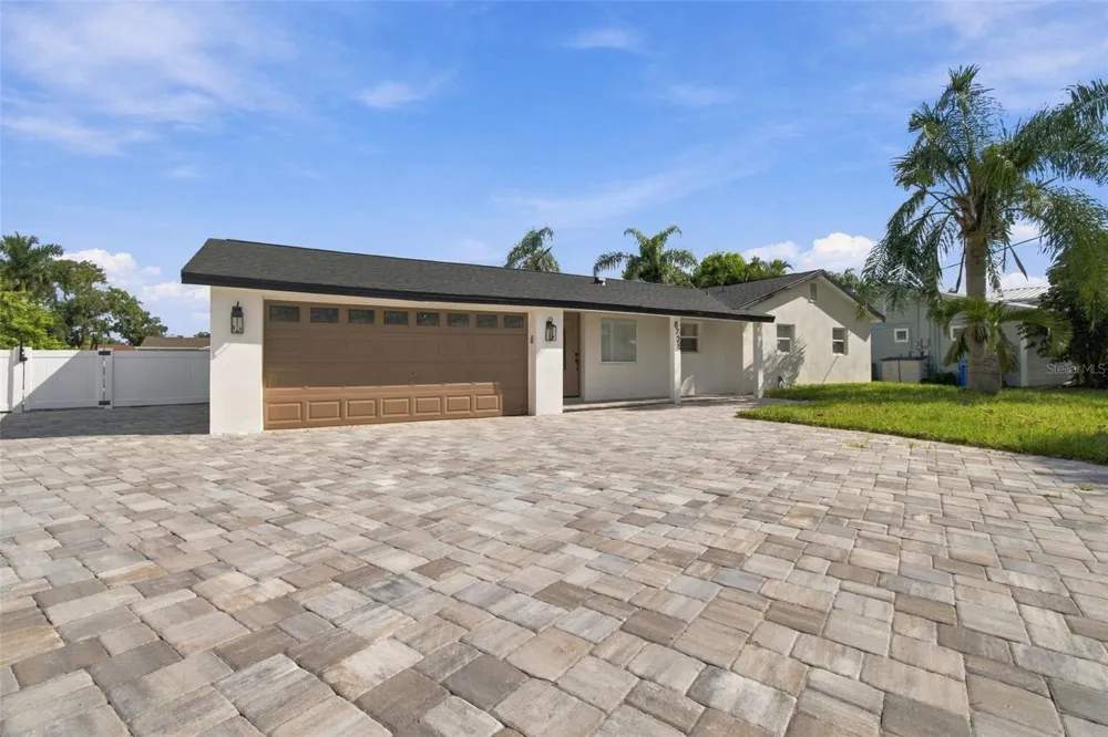 8725 THORNWOOD LANE Tampa, FL 33615