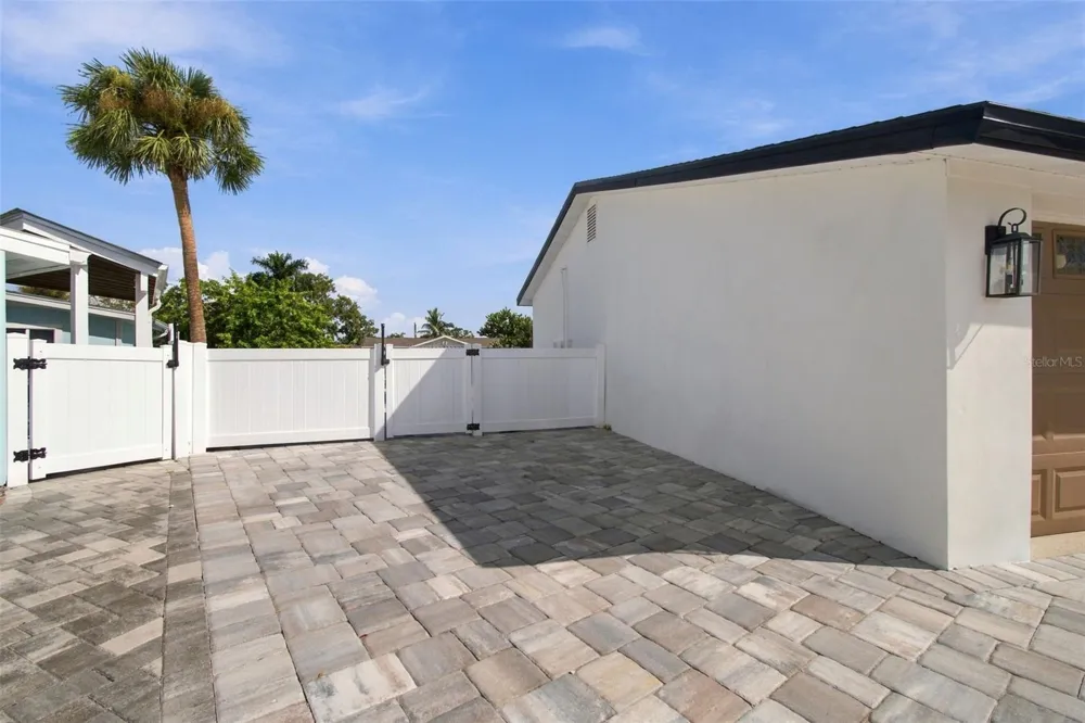 8725 THORNWOOD LANE Tampa, FL 33615