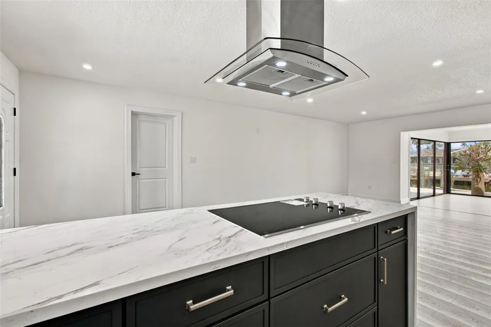 8725 THORNWOOD LANE Tampa, FL 33615