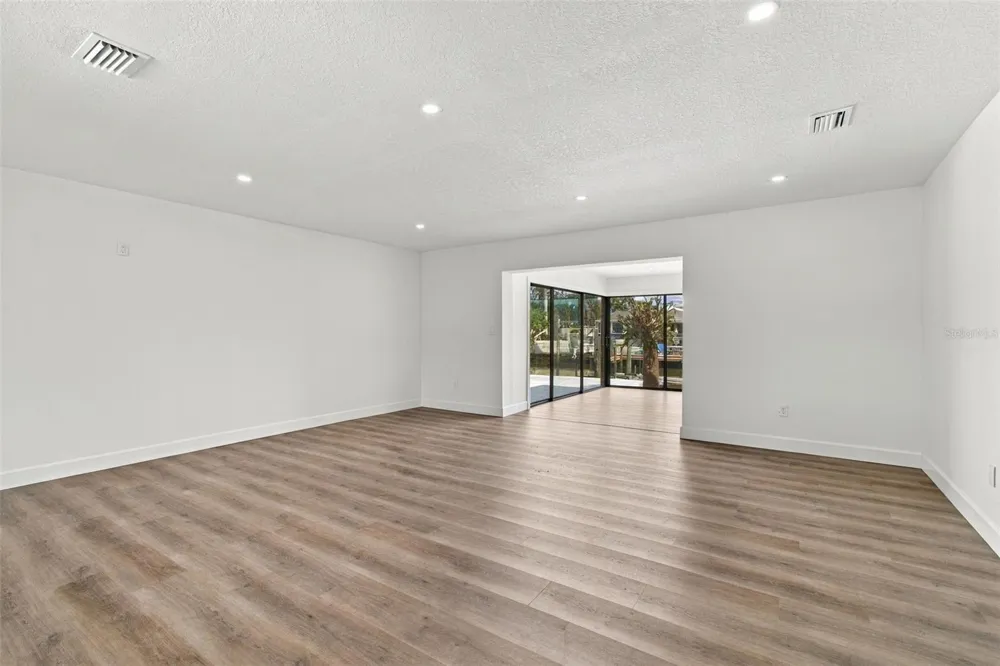 8725 THORNWOOD LANE Tampa, FL 33615