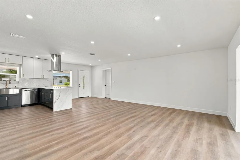 8725 THORNWOOD LANE Tampa, FL 33615
