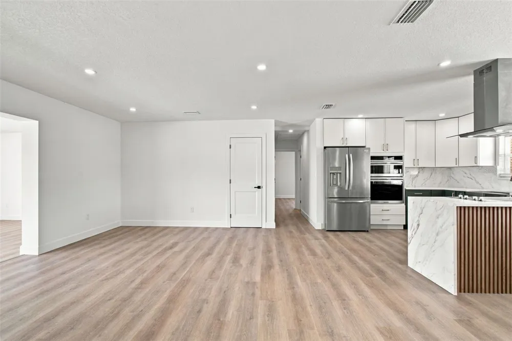 8725 THORNWOOD LANE Tampa, FL 33615
