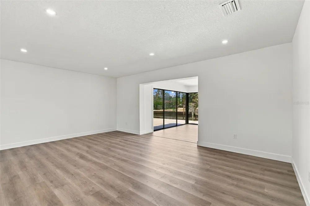 8725 THORNWOOD LANE Tampa, FL 33615