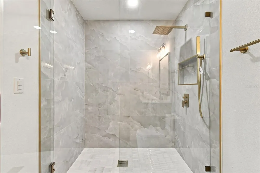 8725 THORNWOOD LANE Tampa, FL 33615