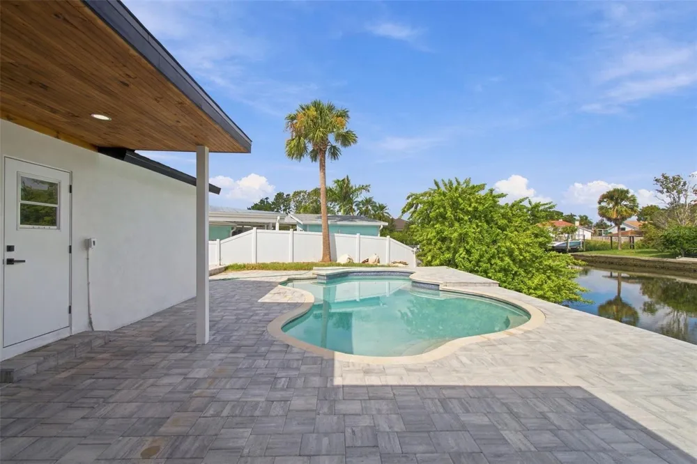 8725 THORNWOOD LANE Tampa, FL 33615