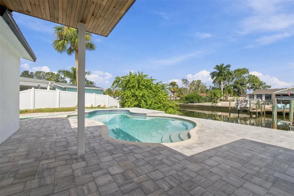 8725 THORNWOOD LANE Tampa, FL 33615