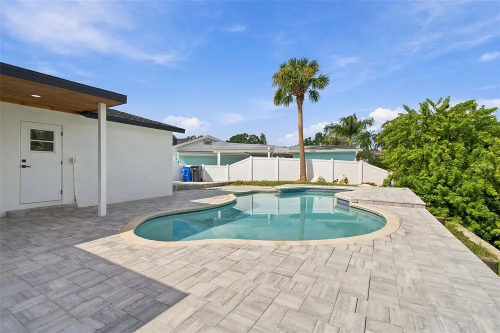 8725 THORNWOOD LANE Tampa, FL 33615