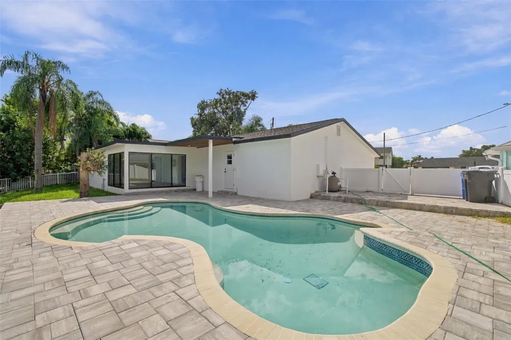 8725 THORNWOOD LANE Tampa, FL 33615