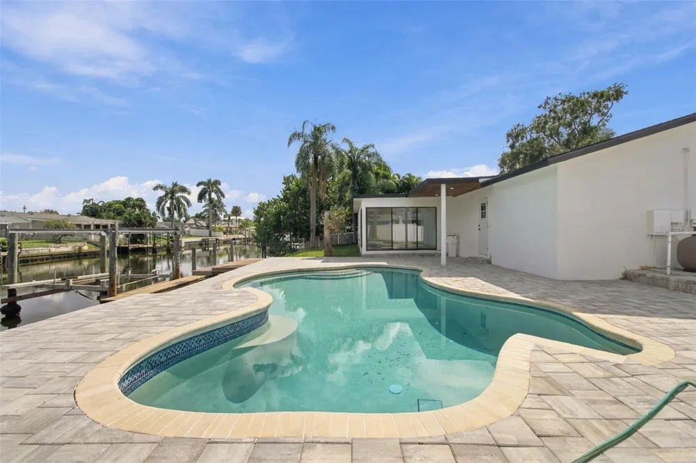 8725 THORNWOOD LANE Tampa, FL 33615