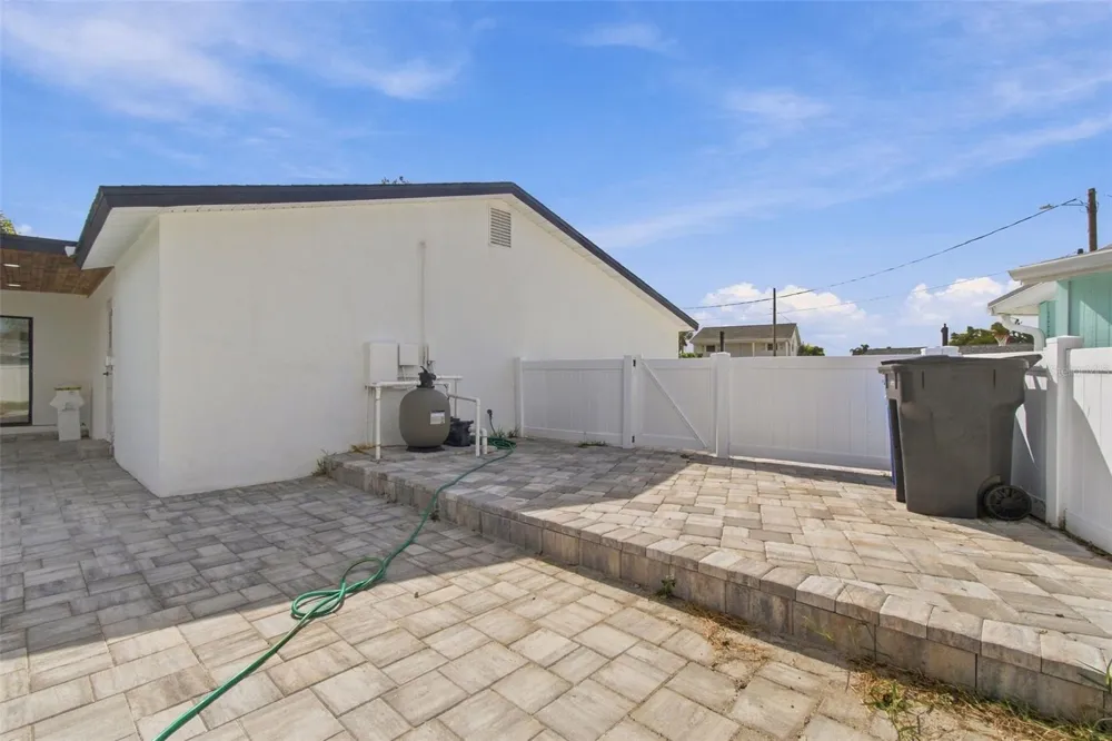 8725 THORNWOOD LANE Tampa, FL 33615