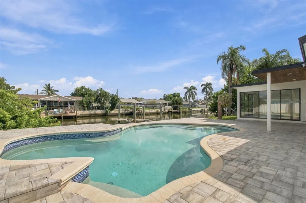 8725 THORNWOOD LANE Tampa, FL 33615