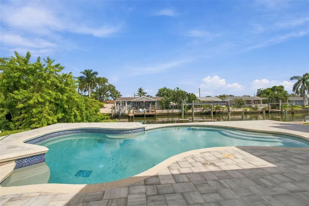 8725 THORNWOOD LANE Tampa, FL 33615