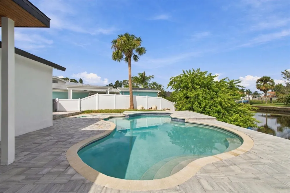 8725 THORNWOOD LANE Tampa, FL 33615