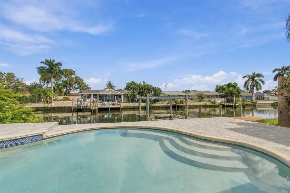 8725 THORNWOOD LANE Tampa, FL 33615
