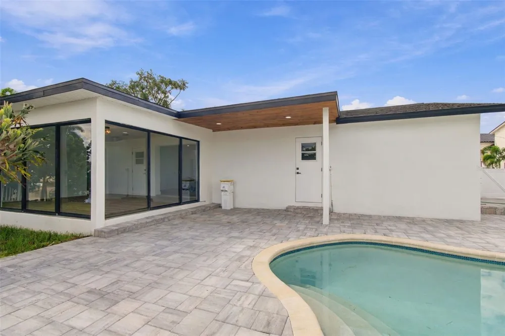 8725 THORNWOOD LANE Tampa, FL 33615