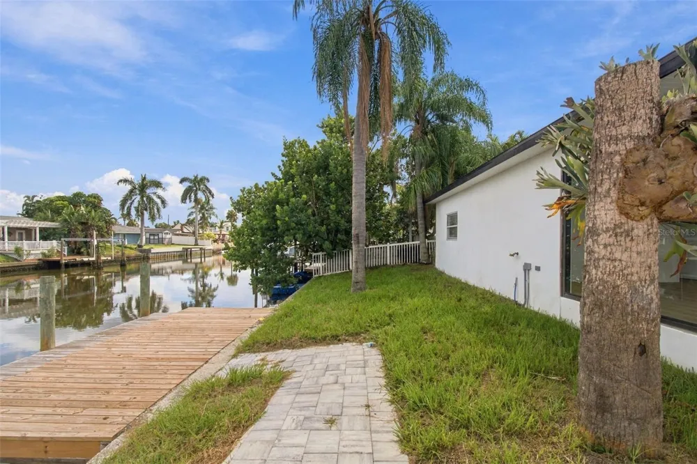 8725 THORNWOOD LANE Tampa, FL 33615