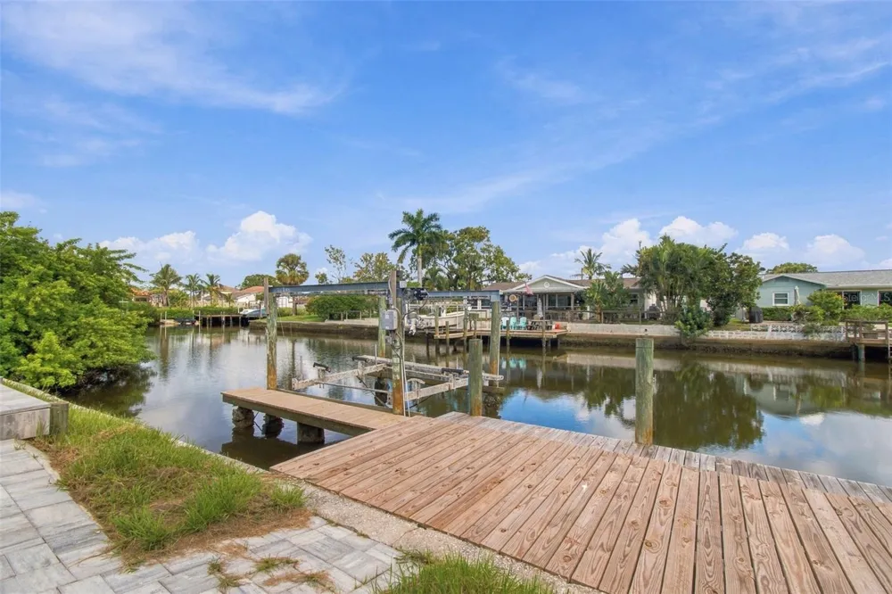 8725 THORNWOOD LANE Tampa, FL 33615