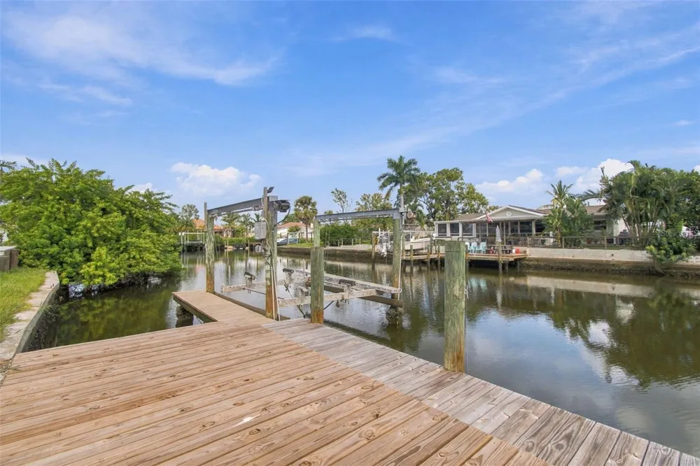 8725 THORNWOOD LANE Tampa, FL 33615