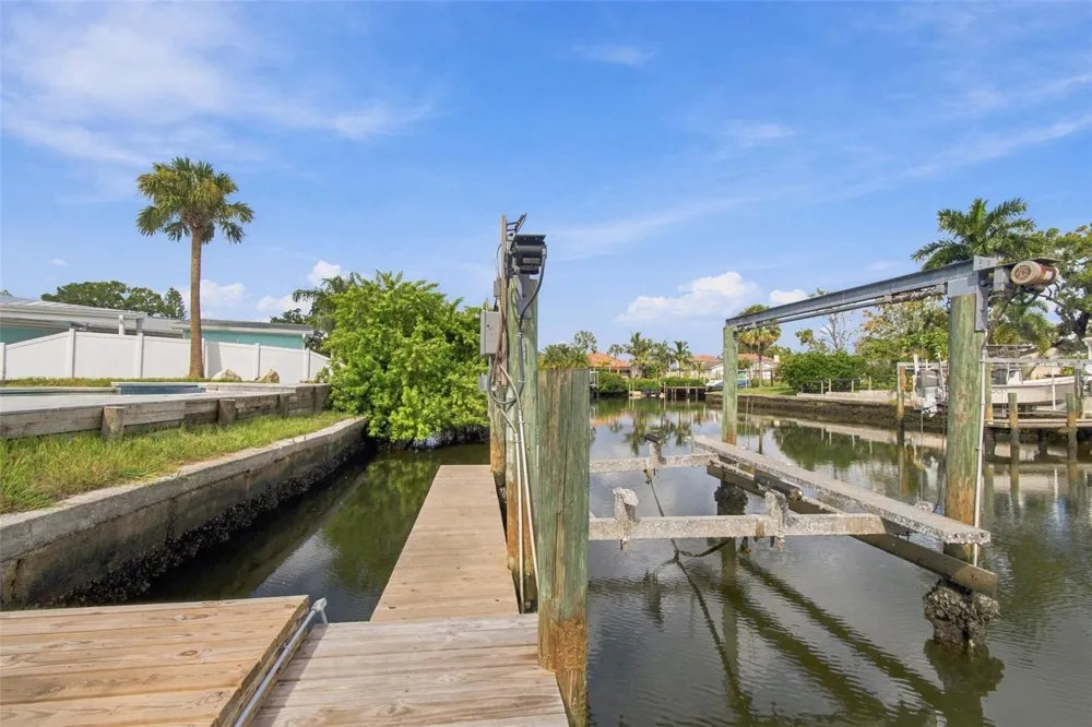 8725 THORNWOOD LANE Tampa, FL 33615