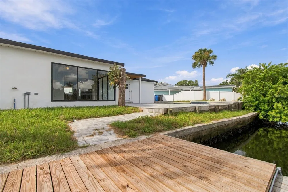 8725 THORNWOOD LANE Tampa, FL 33615
