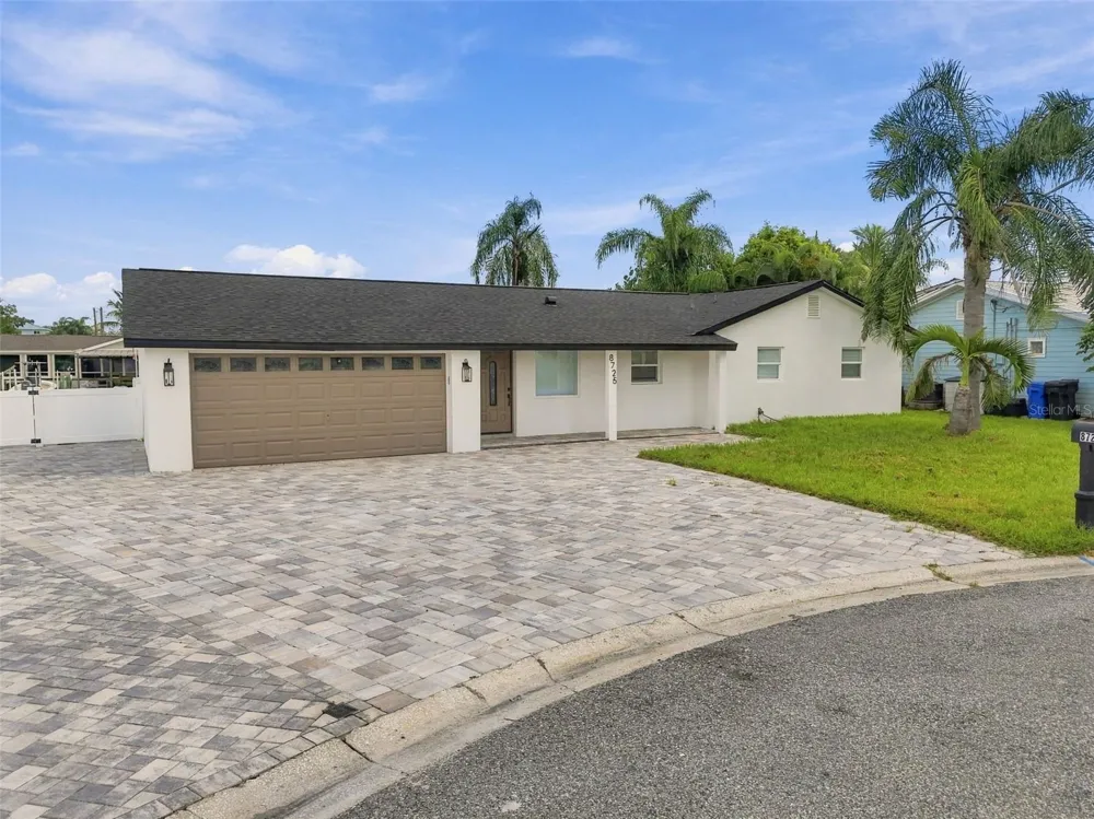 8725 THORNWOOD LANE Tampa, FL 33615