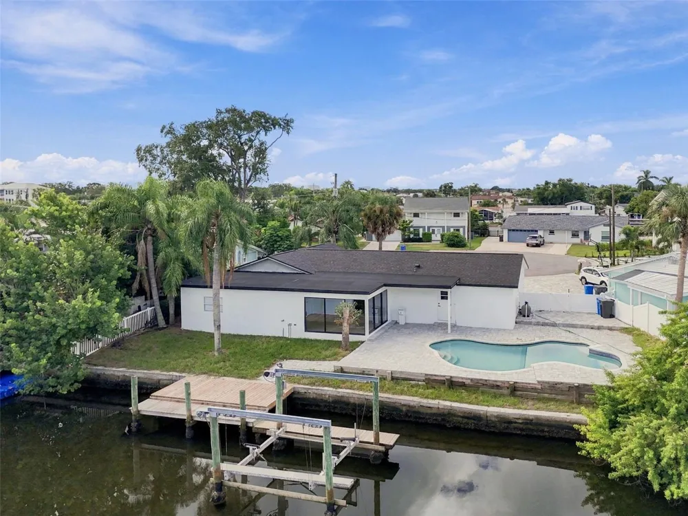 8725 THORNWOOD LANE Tampa, FL 33615