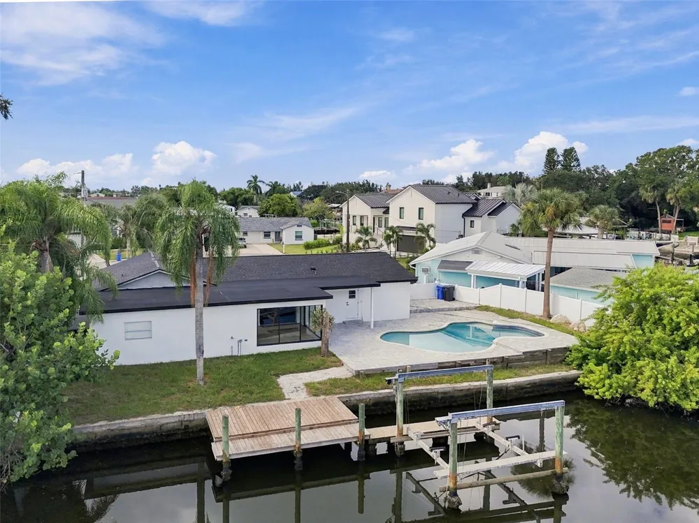 8725 THORNWOOD LANE Tampa, FL 33615
