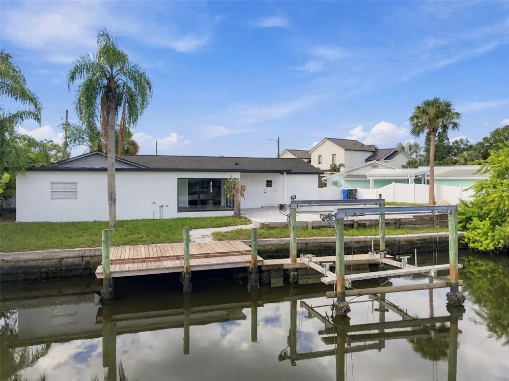 8725 THORNWOOD LANE Tampa, FL 33615