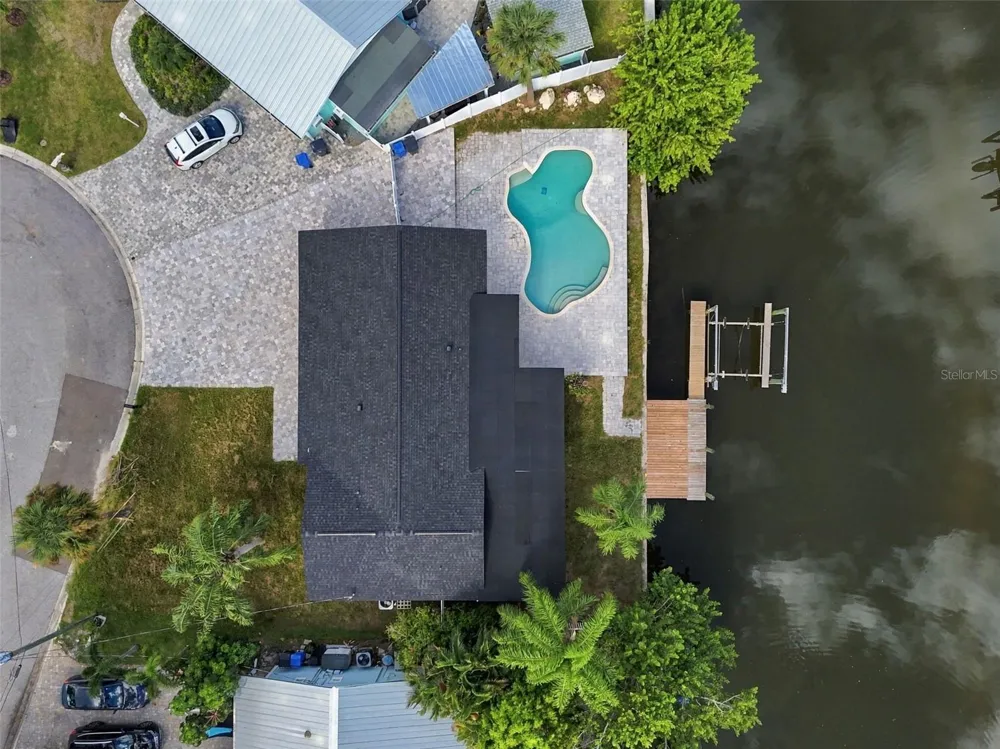 8725 THORNWOOD LANE Tampa, FL 33615