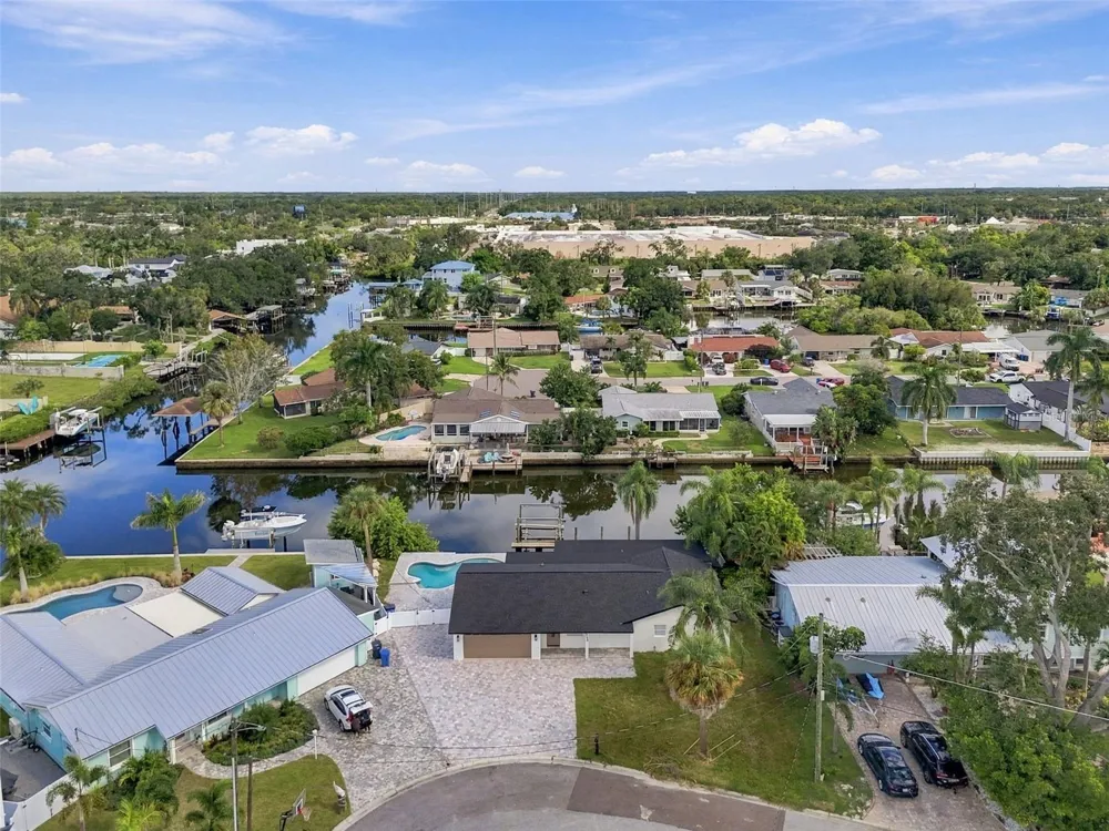8725 THORNWOOD LANE Tampa, FL 33615