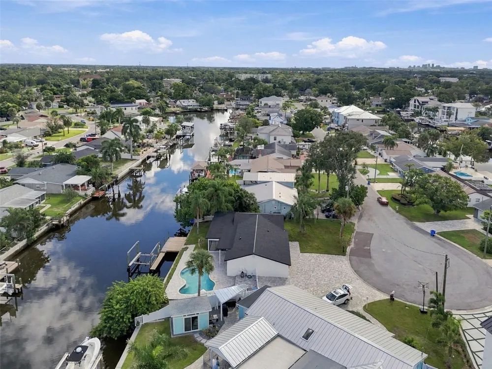 8725 THORNWOOD LANE Tampa, FL 33615