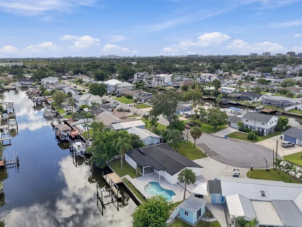 8725 THORNWOOD LANE Tampa, FL 33615