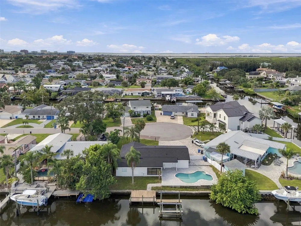 8725 THORNWOOD LANE Tampa, FL 33615