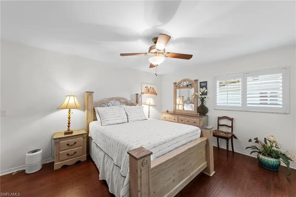 702 SE 10th Avenue Cape Coral, FL 33990