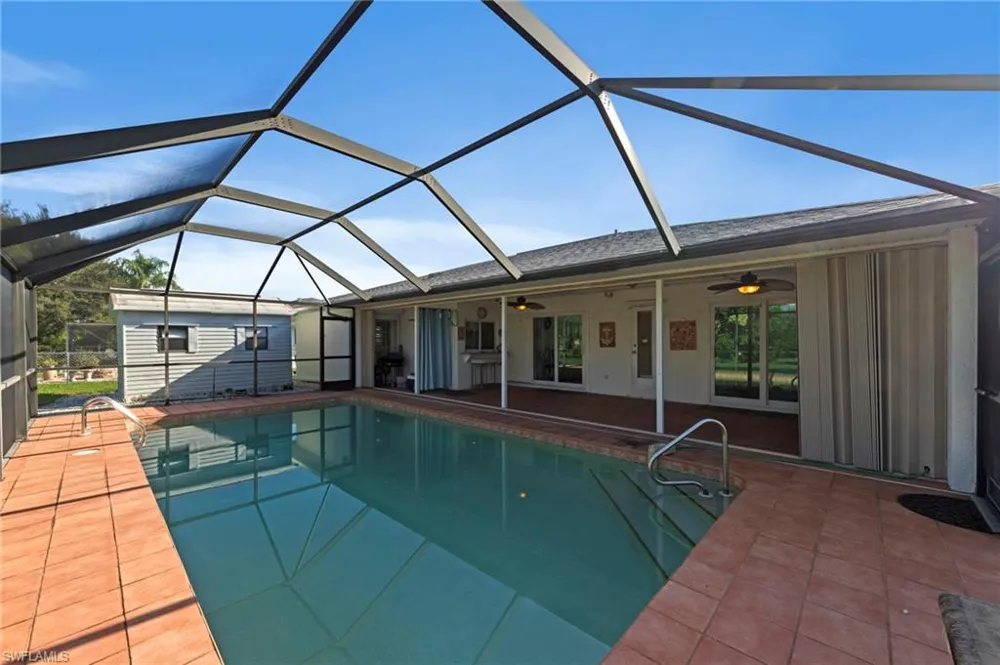 702 SE 10th Avenue Cape Coral, FL 33990