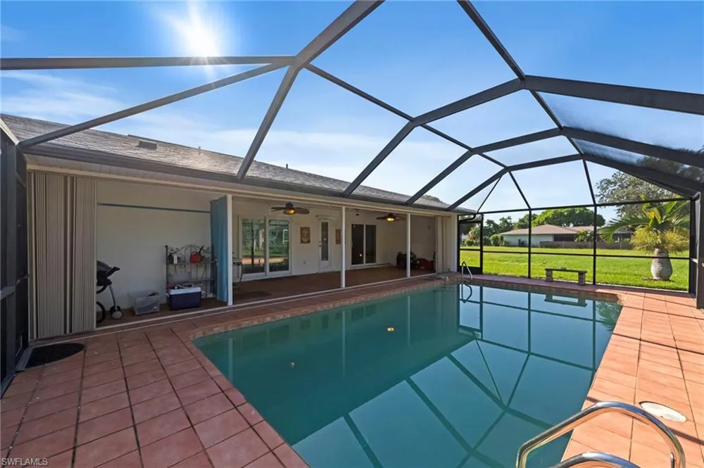 702 SE 10th Avenue Cape Coral, FL 33990