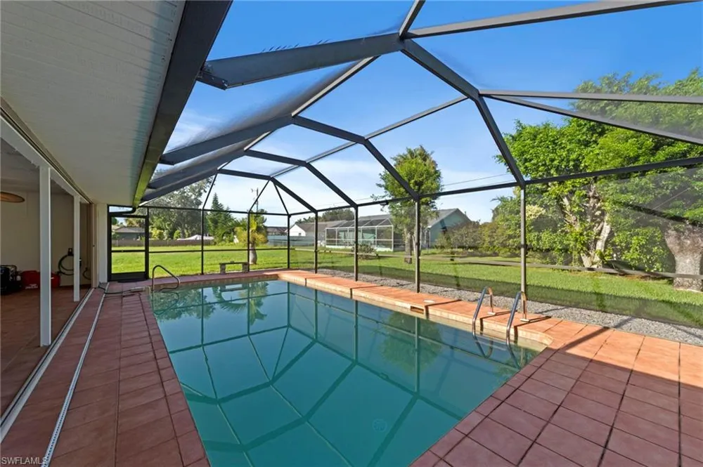 702 SE 10th Avenue Cape Coral, FL 33990