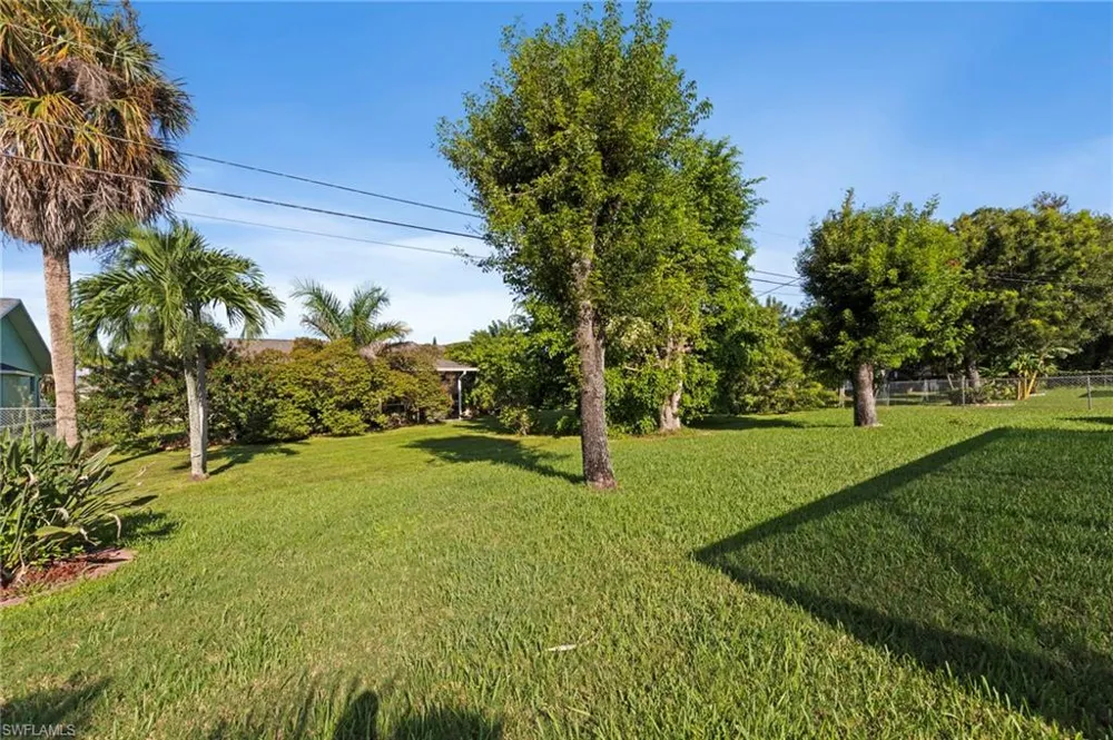 702 SE 10th Avenue Cape Coral, FL 33990