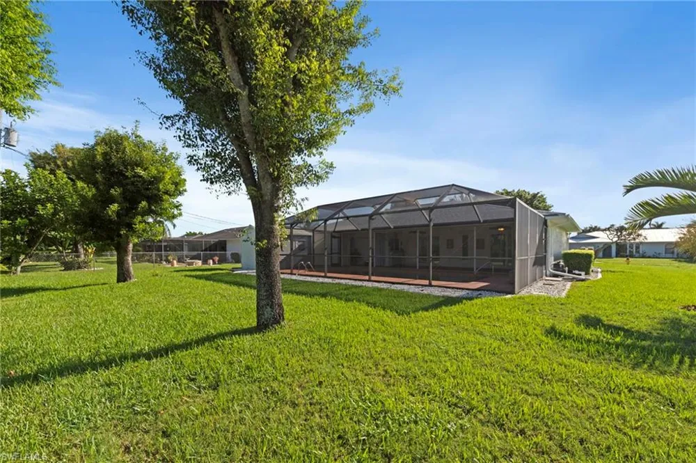 702 SE 10th Avenue Cape Coral, FL 33990