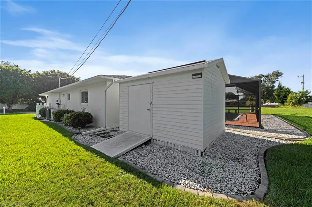 702 SE 10th Avenue Cape Coral, FL 33990