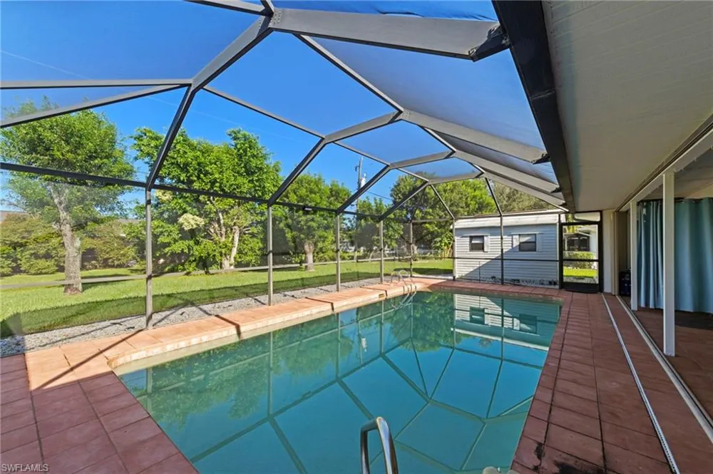 702 SE 10th Avenue Cape Coral, FL 33990